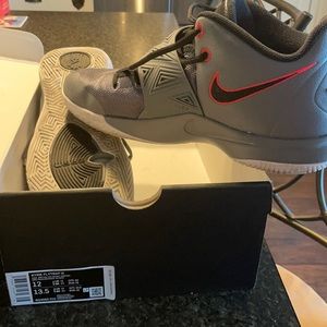 Men’s size 12 Kyrie Flytrap III bball shoes